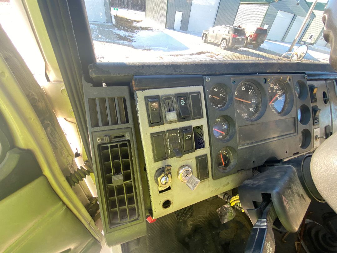 1995 FREIGHTLINER FL80 - Image 9